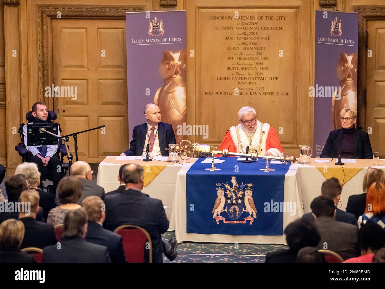 Rob Burrow (links) erhält die Freiheit der Stadt Leeds in der Leeds Civic Hall in Anerkennung seiner Kampagnen und Spendenaktionen für alle, die von der Erkrankung der Motoneurone betroffen sind. Bilddatum: Mittwoch, 11. Januar 2023. Stockfoto