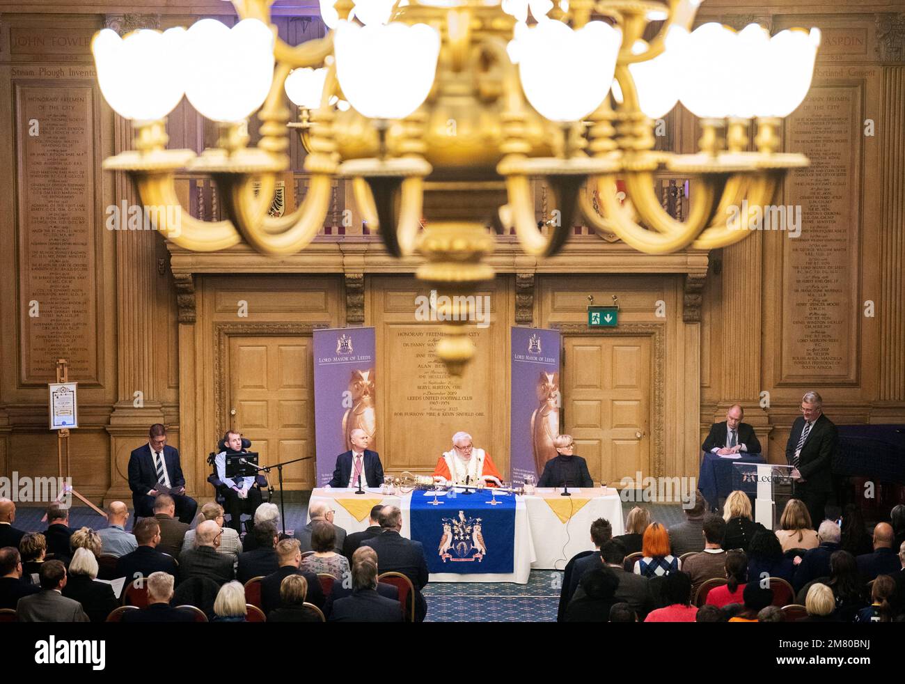 Rob Burrow (zweite Linke) erhält die Freiheit der Stadt Leeds in der Leeds Civic Hall in Anerkennung seiner Kampagnen und Spendenaktionen für alle, die von der Erkrankung der Motoneurone betroffen sind. Bilddatum: Mittwoch, 11. Januar 2023. Stockfoto