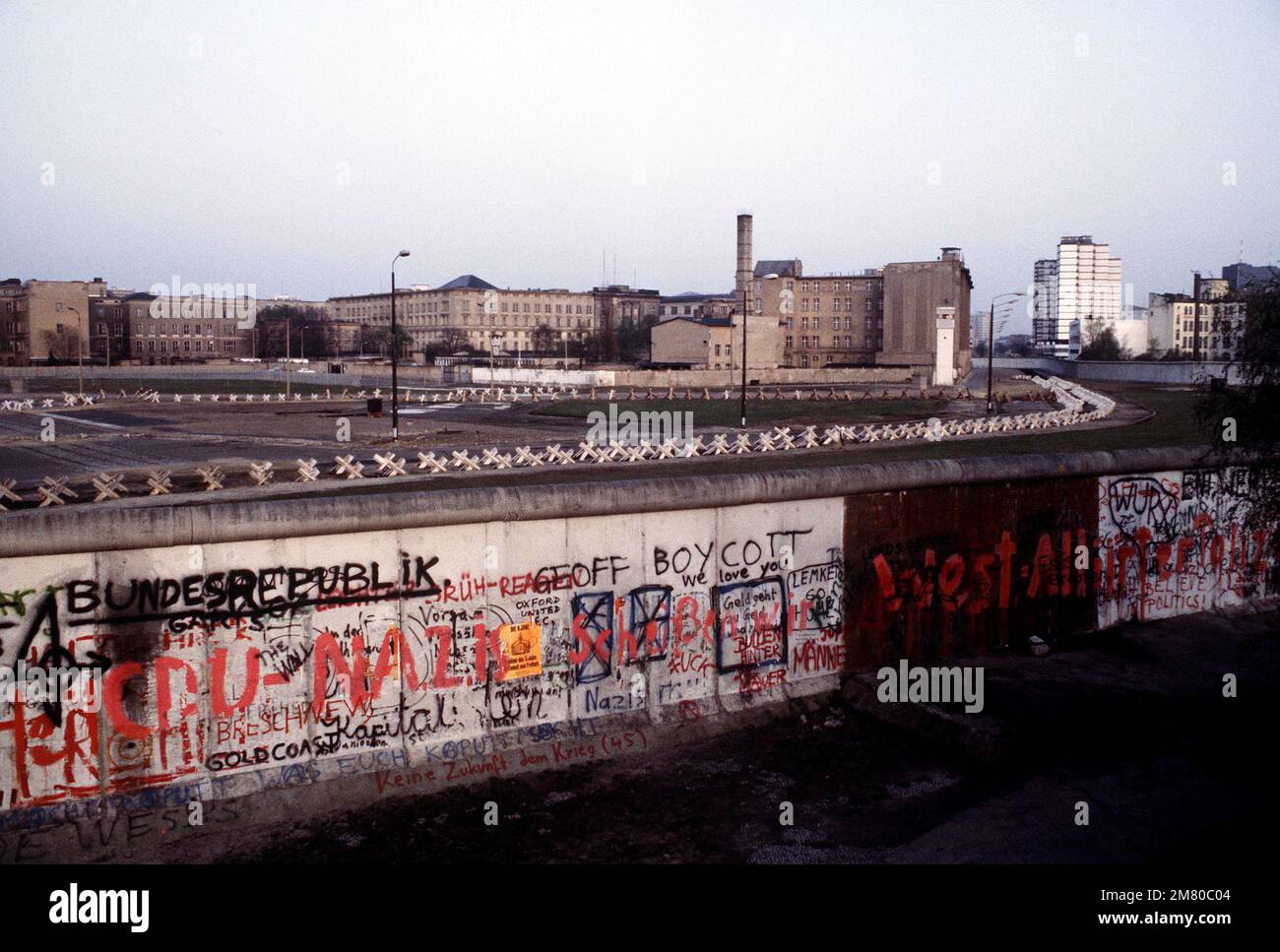 Ein Blick auf die "Mauer", die das vom Kommunisten kontrollierte Ostdeutschland von Westdeutschland trennt. Basis: Westberlin Land: Deutschland / Deutschland (DEU) Stockfoto