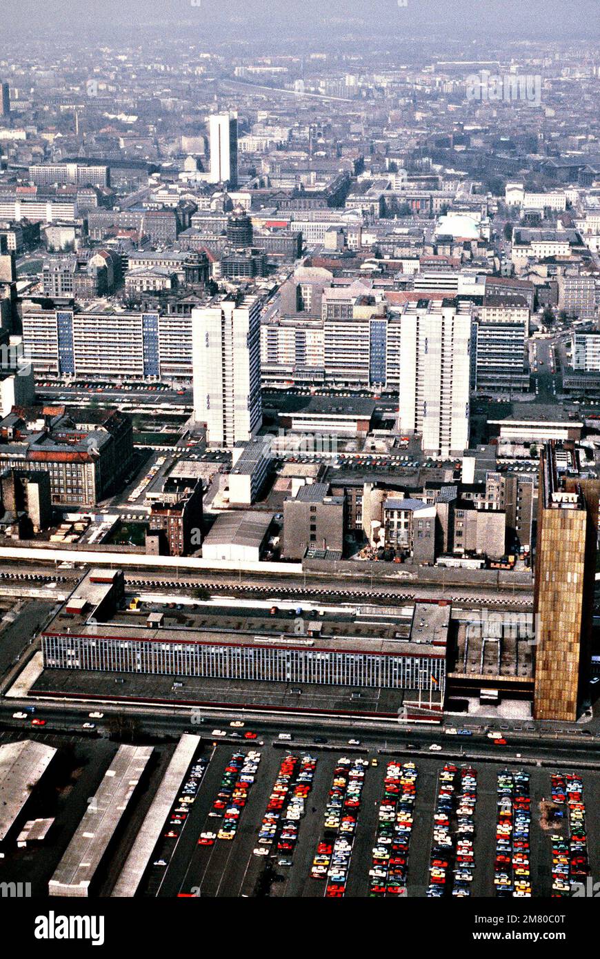Blick auf die Innenstadt aus der Vogelperspektive. Basis: Ostberlin Land: Deutsche Demokratische Republik (DDR) Stockfoto