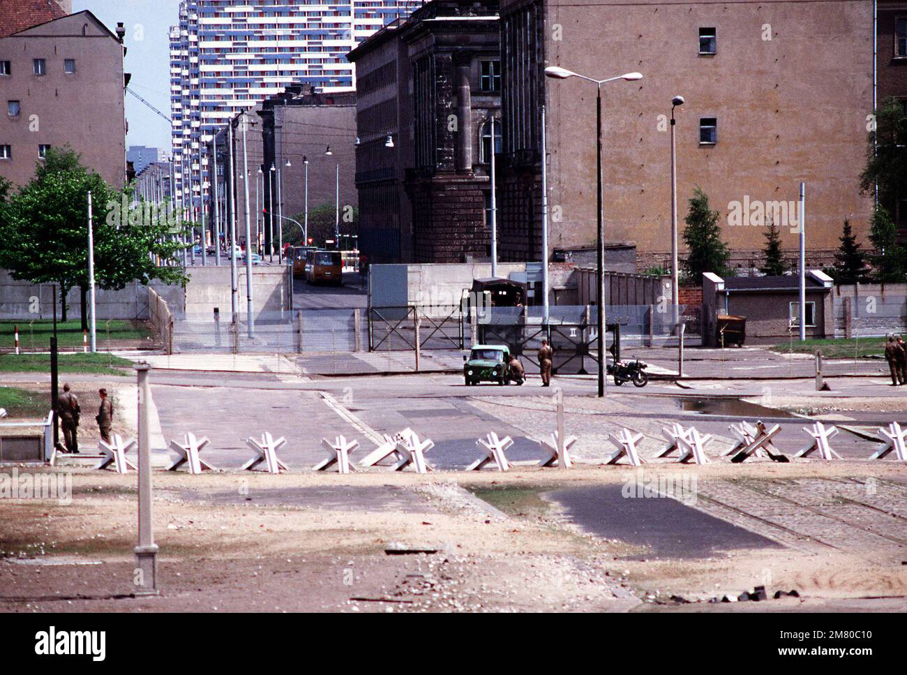 Ein Blick von der westdeutschen Seite der "Mauer" in die vom Kommunisten kontrollierte Ostdeutschland. Basis: Westberlin Land: Deutschland / Deutschland (DEU) Stockfoto