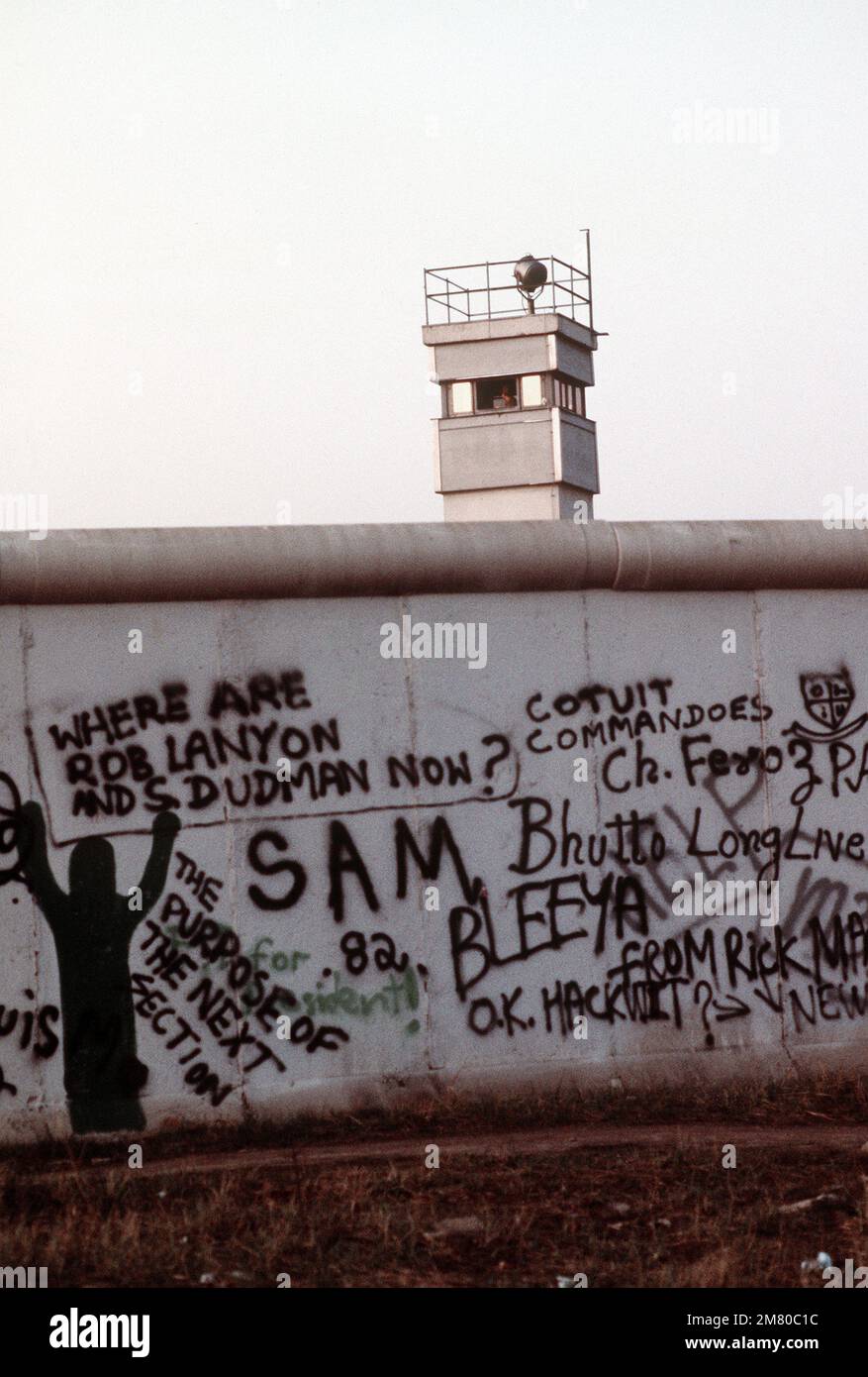 Ein Blick auf die "Mauer", die das vom Kommunisten kontrollierte Ostdeutschland von Westdeutschland trennt. Graffiti markiert die West-Berlin-Seite, während die East Side makellos bleibt. Basis: Westberlin Land: Deutschland / Deutschland (DEU) Stockfoto
