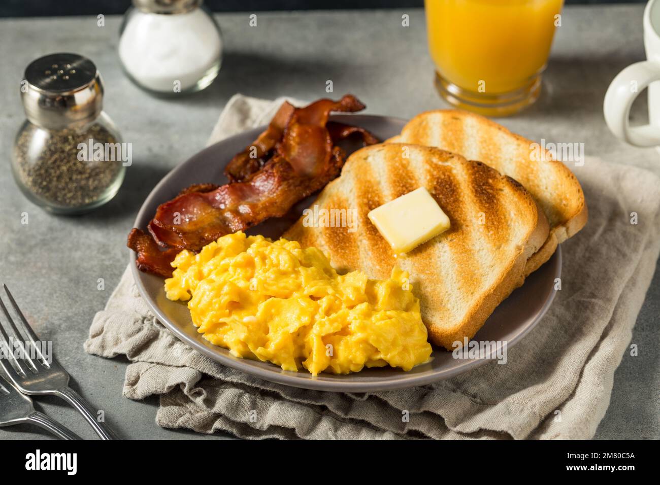 Hausgemachtes amerikanisches Rührei-Frühstück mit Speck und Toast Stockfoto