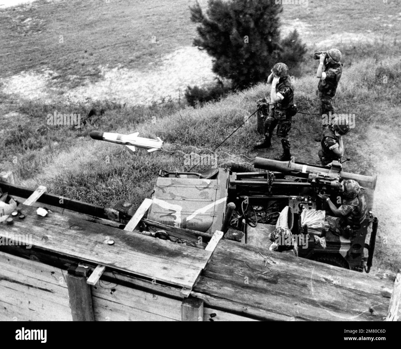 Marines testen während einer Übungsübung ein von der Tube abgefeuertes, optisch getragenes, mit Drahtsystemen verbundenes Panzerabwehrraketensystem. Land: Unbekannt Stockfoto