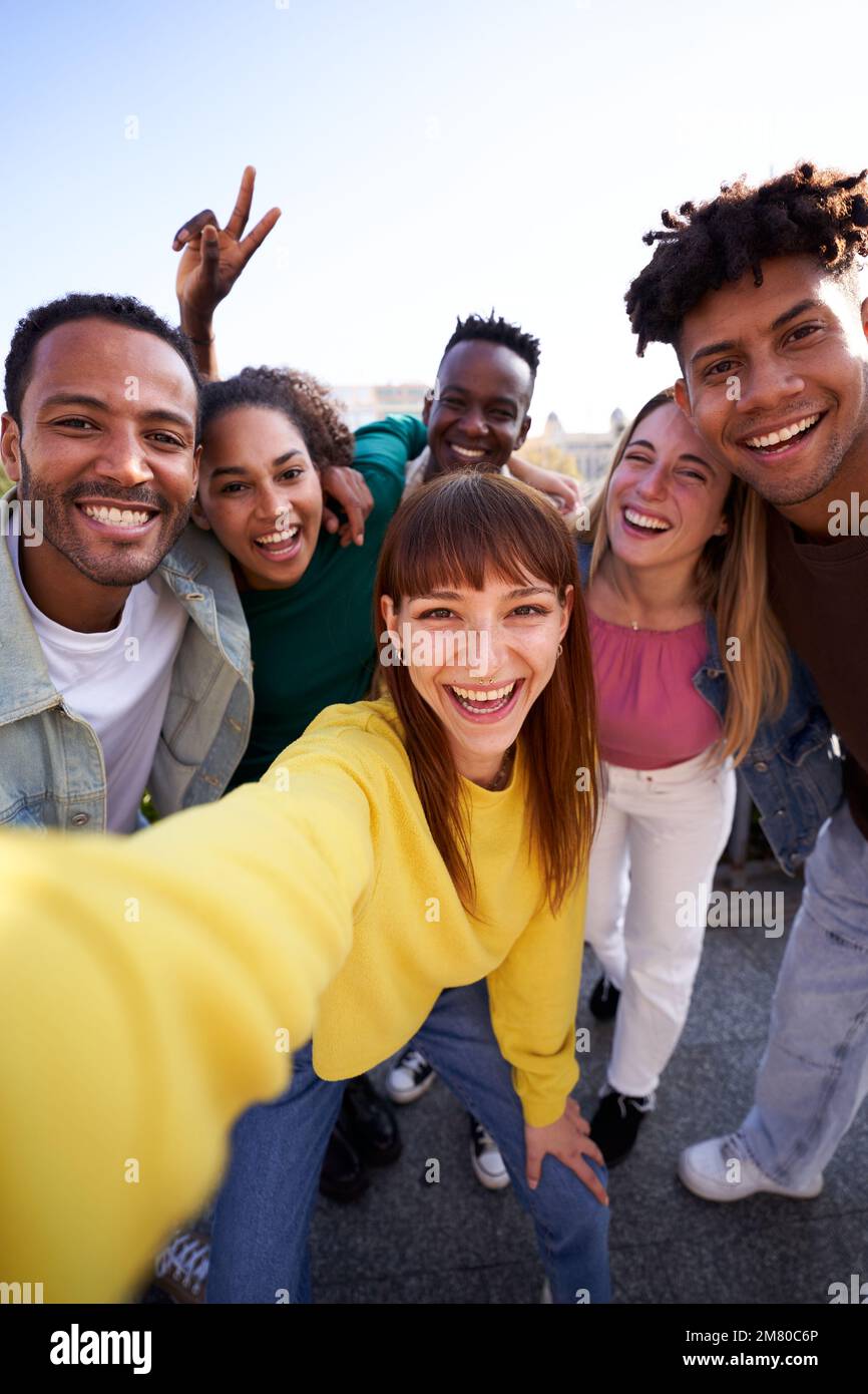 Multiethnische Gruppe von Freunden, die ein Selfie im Freien machen und an sonnigen Tagen Spaß haben. Stockfoto