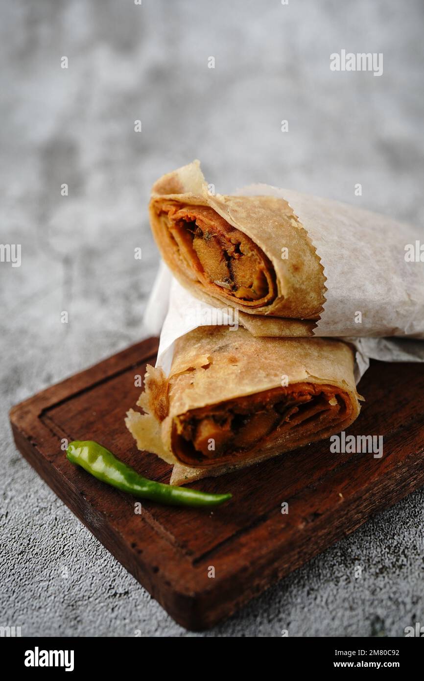 Potato Kathi Roll – indischer vegetarischer Wrap mit Roti, selektiver Fokus Stockfoto