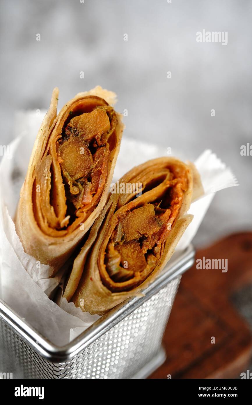 Potato Kathi Roll – indischer vegetarischer Wrap mit Roti, selektiver Fokus Stockfoto