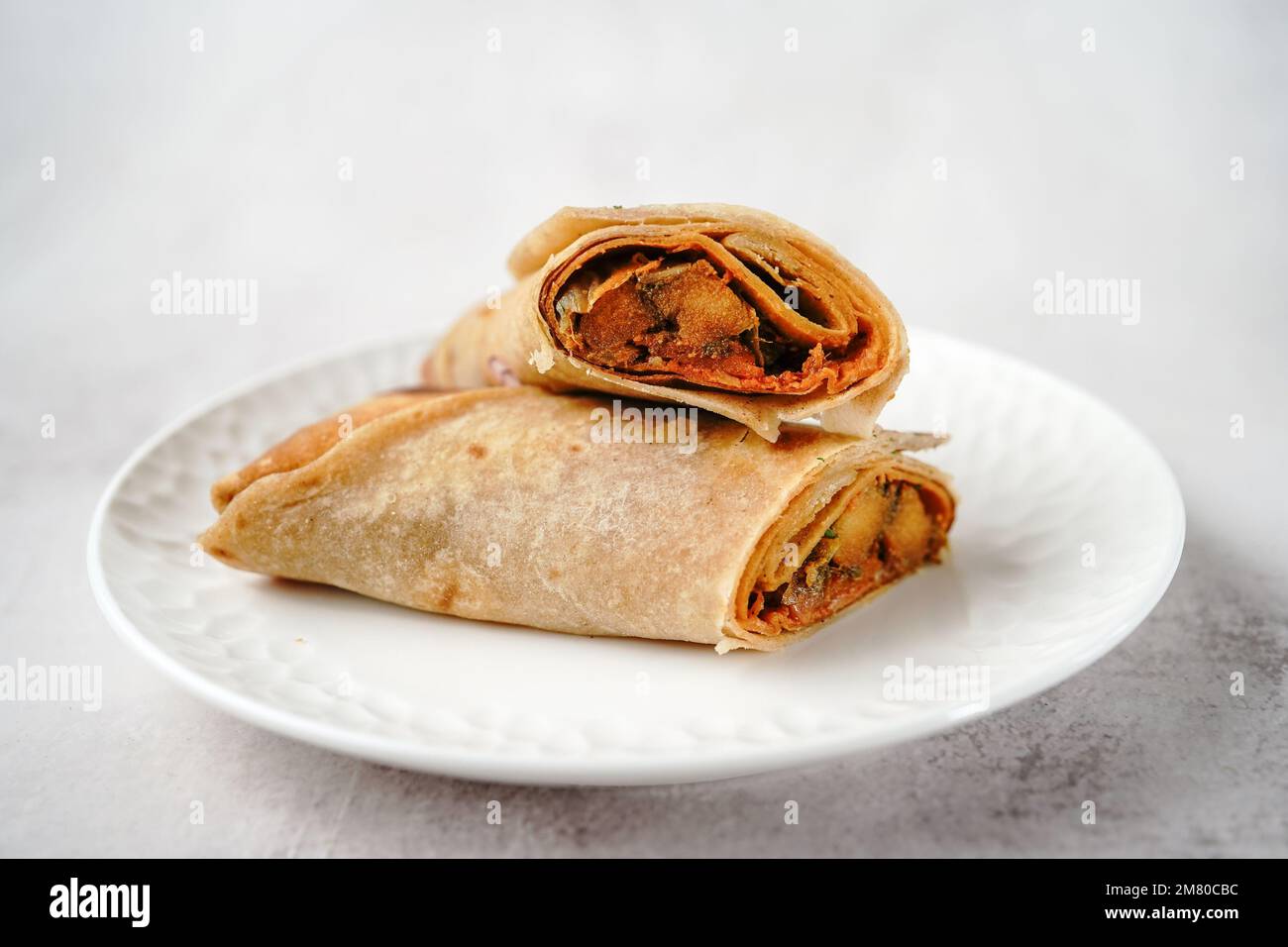 Potato Kathi Roll – indischer vegetarischer Wrap mit Roti, selektiver Fokus Stockfoto