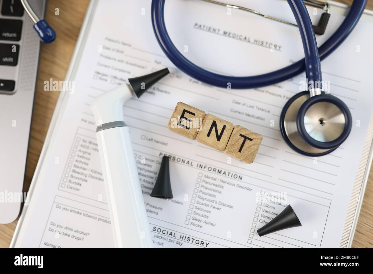 Stethoskop und medizinische Instrumente zur Diagnostik HNO-Erkrankungen auf ärztlichen Dokumenten. Stockfoto
