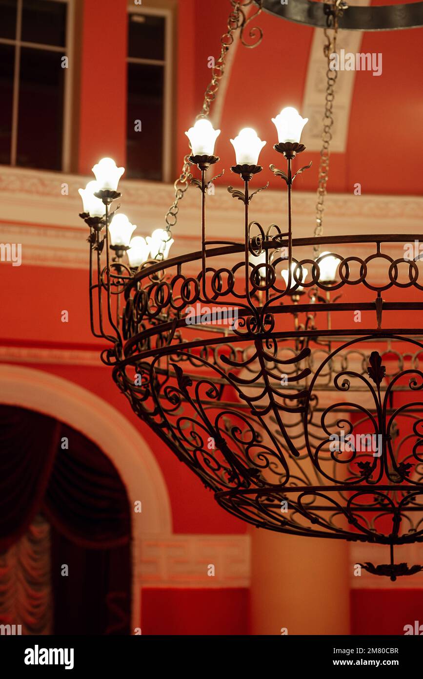 Antiker Deckenleuchter mit Lampen in rotem Licht an der gewölbten Decke  Stockfotografie - Alamy
