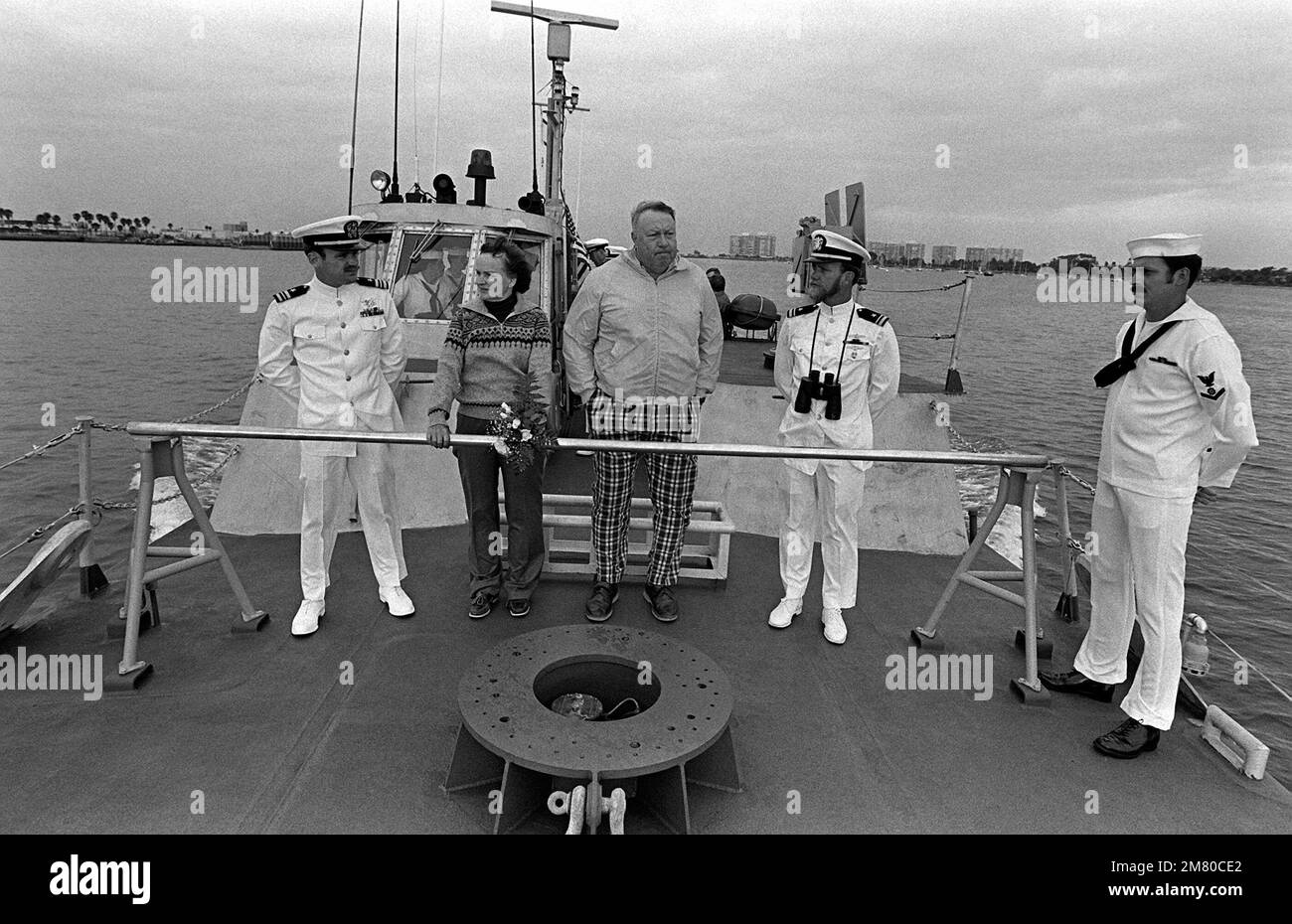 Die Eltern von LCDR Albert A. Schaufelberger, der in San Salvador getötet wurde, stehen auf dem Deck eines Patrouillenboots der PB Mk III, das auf das Meer hinausfährt. Schaufelbergers Asche wird während einer Beerdigung auf See über den Ozean verstreut. Basis: San Diego Staat: Kalifornien (CA) Land: Vereinigte Staaten von Amerika (USA) Stockfoto