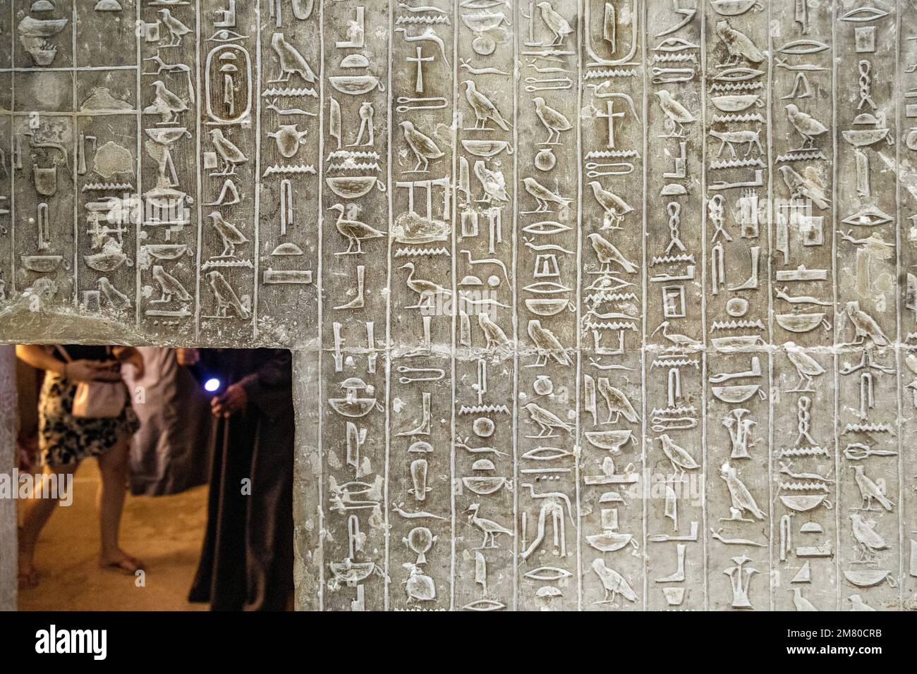 ÄGYPTISCHE HIEROGLYPHEN, FIGURATIVE HEILIGE SCHRIFTEN, DAS GRAB VON KAGEMNI, WESIR WÄHREND DER HERRSCHAFT VON KÖNIG TETI, DIE NEKROPOLE SAKKARA, DIE REGION MEMPHIS, EHEMALIGE HAUPTSTADT DES ALTEN ÄGYPTEN, KAIRO, ÄGYPTEN, AFRIKA Stockfoto