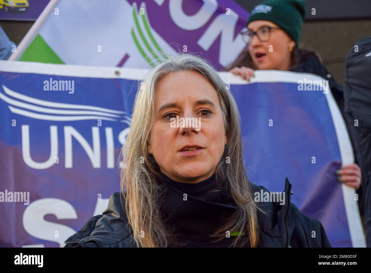 Sara Gorton, Leiterin des Gesundheitswesens bei Unison (Gewerkschaft), spricht vor den Medien im Streikposten vor dem Hauptsitz des Londoner Ambulanzdienstes in Waterloo, während die Ambulanzmitarbeiter weiter über die Bezahlung streiken. (Foto: Vuk Valcic / SOPA Images / Sipa USA) Stockfoto