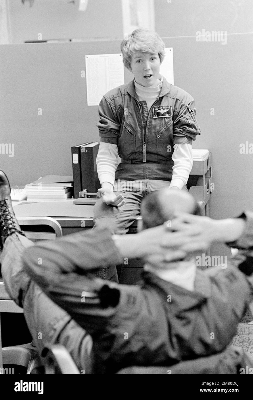 Leutnant Colleen Nevius spricht mit einer Ausbilderin nach ihrem Abschluss als erste Pilotin, die die Testpilotenschule absolviert hat. Basis: Marineflugstation Patuxent Fluss Bundesstaat: Maryland (MD) Land: Vereinigte Staaten von Amerika (USA) Stockfoto