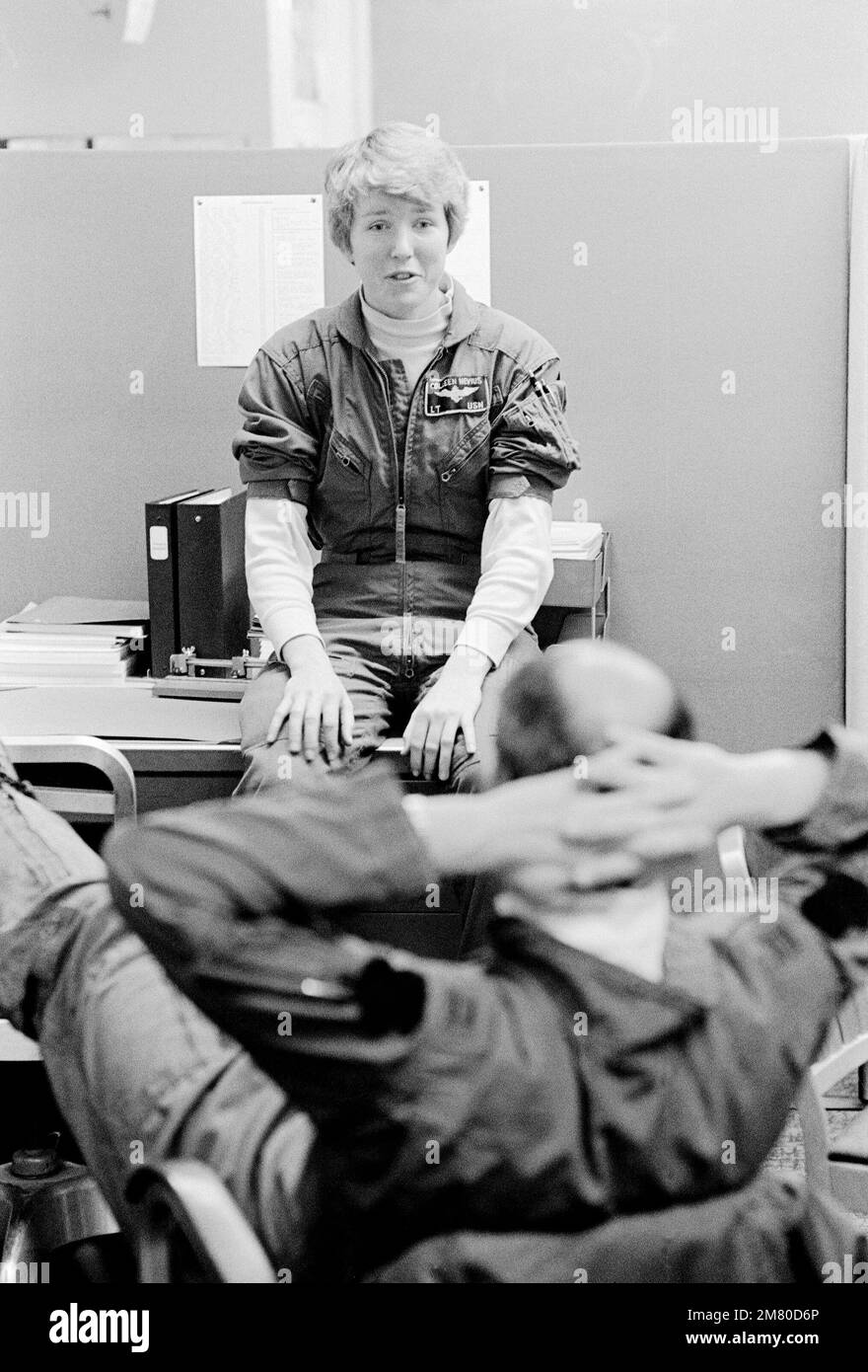 Leutnant Colleen Nevius spricht mit einer Ausbilderin nach ihrem Abschluss als erste Pilotin, die die Testpilotenschule absolviert hat. Basis: Marineflugstation Patuxent Fluss Bundesstaat: Maryland (MD) Land: Vereinigte Staaten von Amerika (USA) Stockfoto