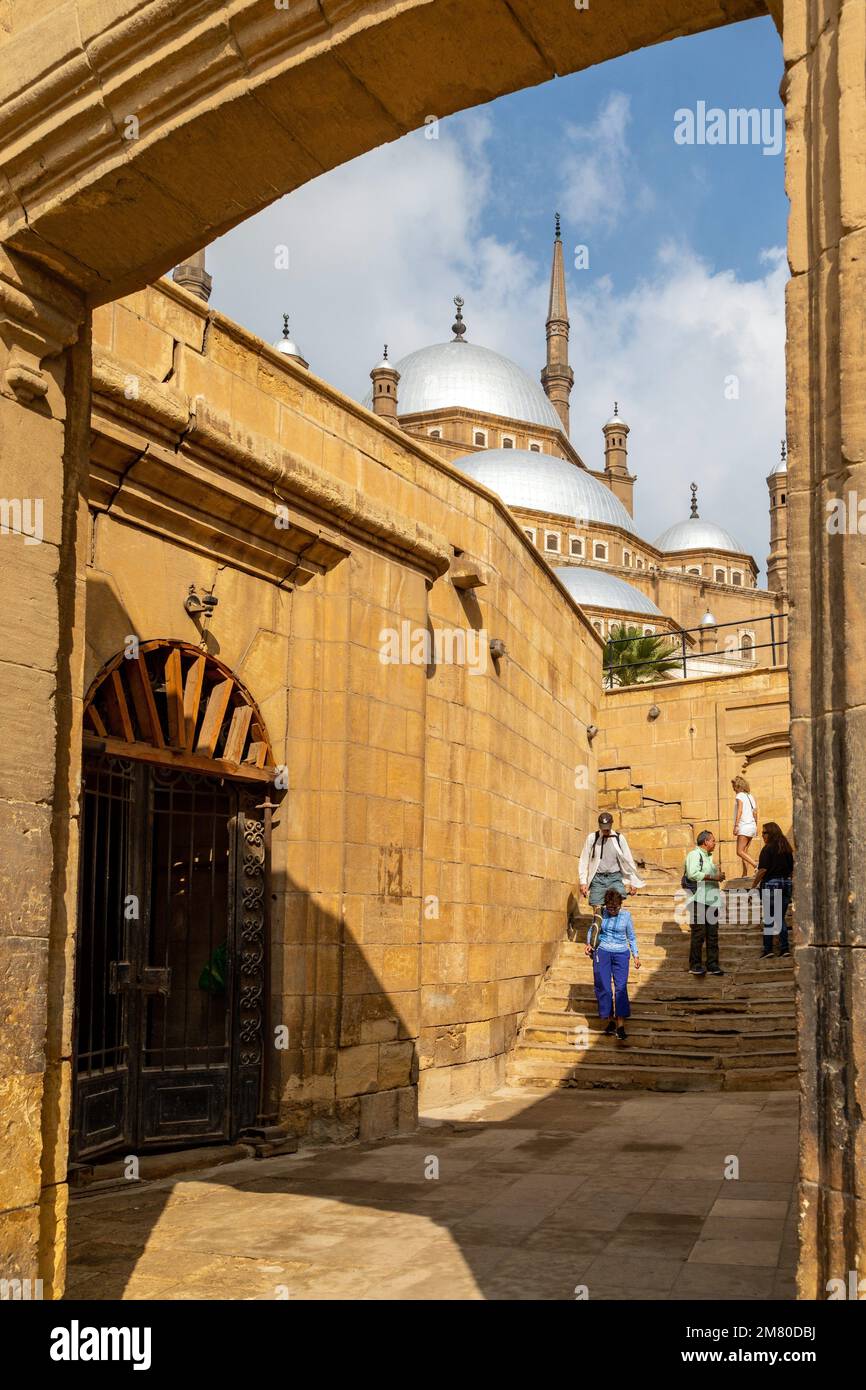 MINARETTE UND KUPPEL DER ALABASTERMOSCHEE VON MUHAMMAD ALI, IM TÜRKISCHEN STIL DES 19TH. JAHRHUNDERTS, SALADIN ZITADELLE, SALAH EL DIN, ERBAUT IM 12TH. JAHRHUNDERT, KAIRO, ÄGYPTEN, AFRIKA Stockfoto