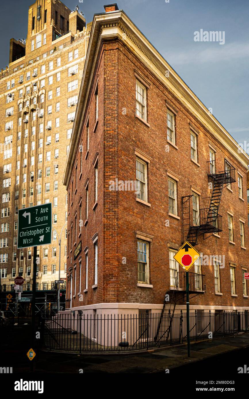 Northern Dispensary, eine kostenlose medizinische Klinik gegründet 1827 auf Christopher Street und Waverly Place in Greenwich Village, New York City, NY, USA Stockfoto