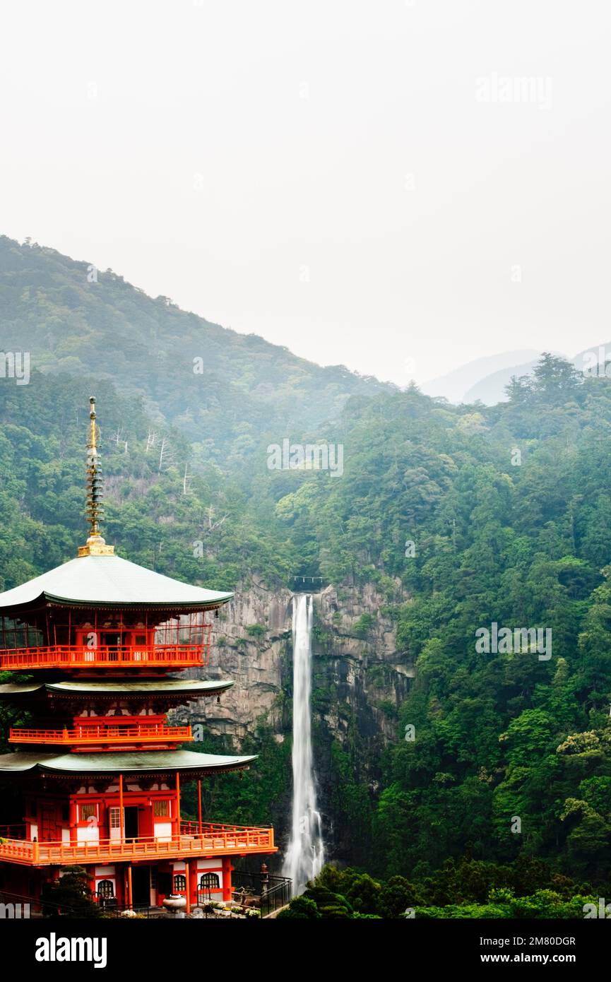 Die dreistöckige Pagode, unterstützt von Nachi Falls, Kumano Kodo, Japan. Stockfoto