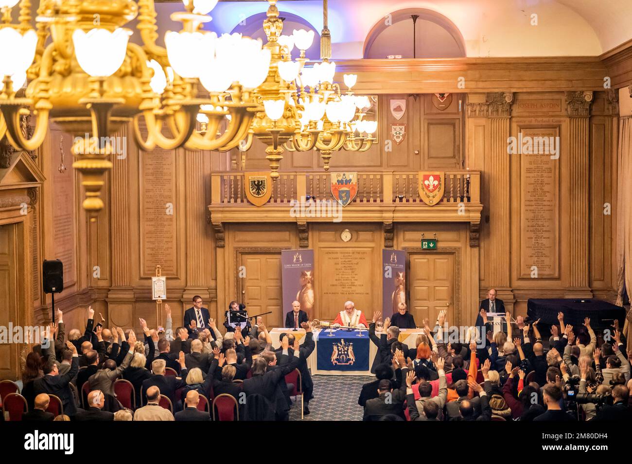 Die Menschen stimmen einstimmig ab, da Rob Burrow die Freiheit der Stadt Leeds in der Leeds Civic Hall erhält, in Anerkennung seiner Wahlkampfarbeit und Spendenaktionen für alle, die von der Erkrankung der Motoneurone betroffen sind. Bilddatum: Mittwoch, 11. Januar 2023. Stockfoto