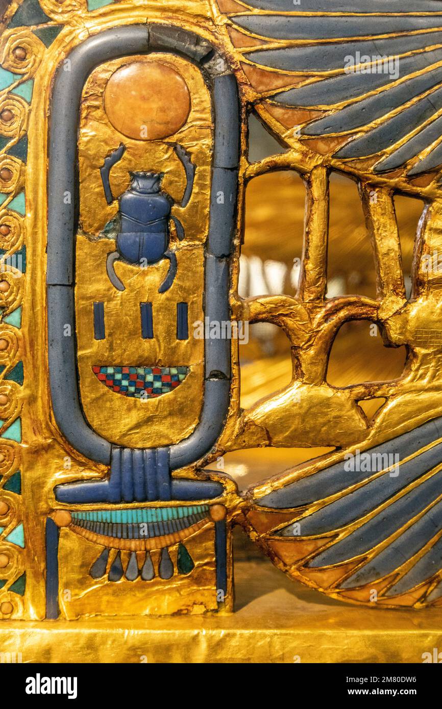 SCARAB, DER DEN GOTT KHEPRI REPRÄSENTIERT, DETAIL DES THRONS VON TUTANCHAMUN, ÄGYPTISCHES MUSEUM VON KAIRO, DAS DER ÄGYPTISCHEN ANTIKE GEWIDMET IST, KAIRO, ÄGYPTEN, AFRIKA Stockfoto
