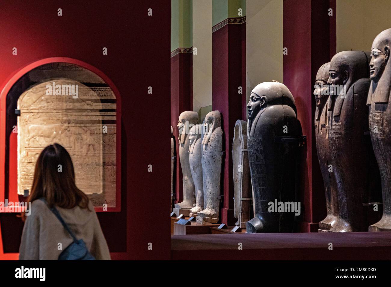 AUSSTELLUNG VON SARKOPHAGEN, ÄGYPTISCHES MUSEUM VON KAIRO, DAS DER ÄGYPTISCHEN ANTIKE GEWIDMET IST, KAIRO, ÄGYPTEN, AFRIKA Stockfoto
