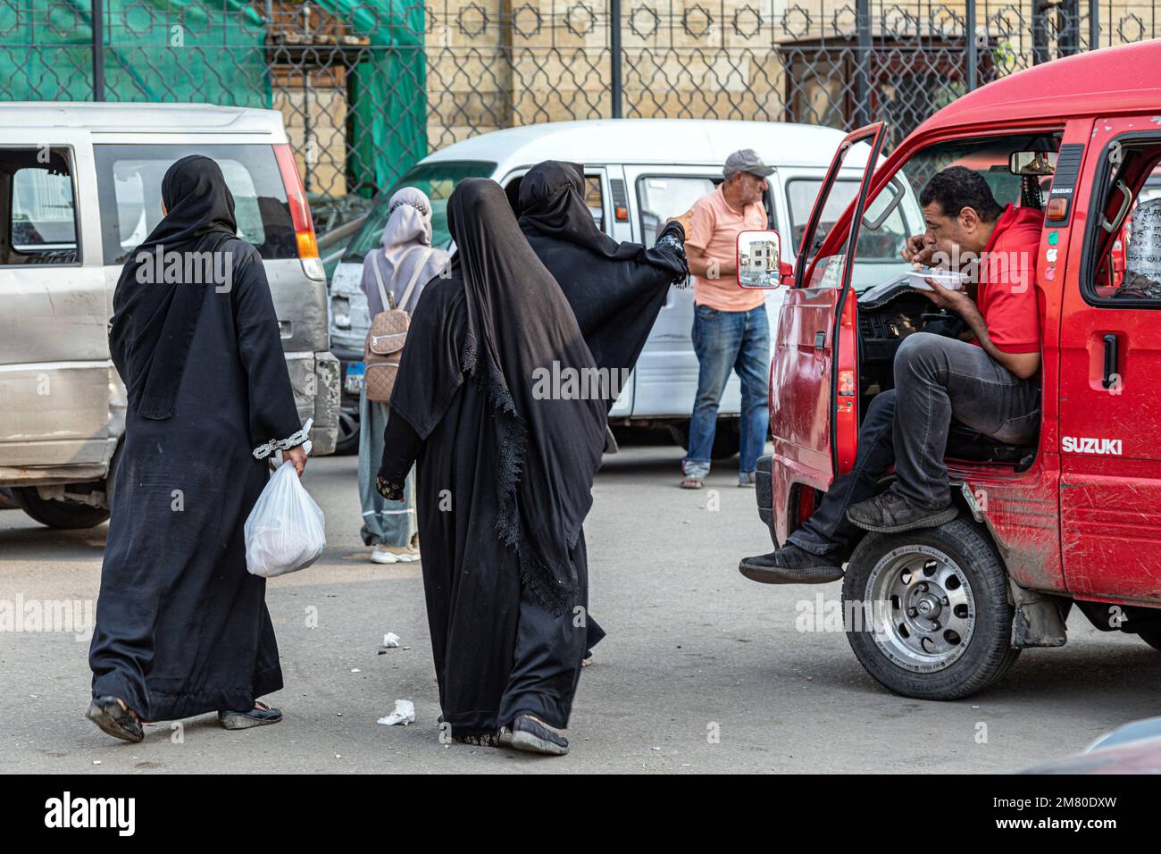 STRASSENSZENE MIT VERSCHLEIERTEN FRAUEN, KHAN EL-KHALILI SOUK, KAIRO, ÄGYPTEN, AFRIKA Stockfoto