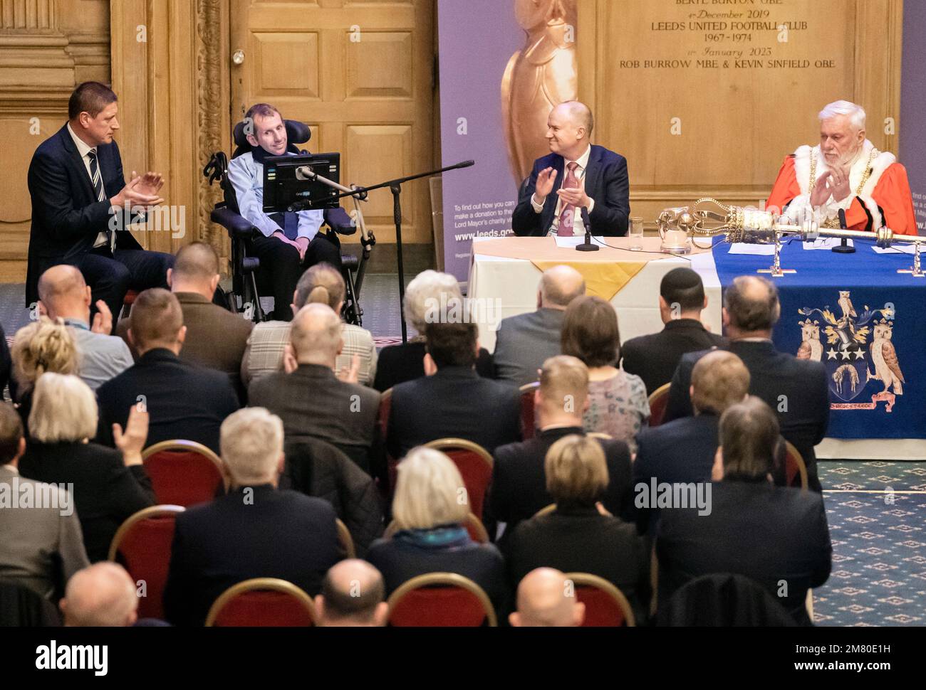 Die Menschen applaudieren, als Rob Burrow die Freiheit der Stadt Leeds in Leeds Civic Hall in Anerkennung seiner Kampagnen und Spendenaktionen für alle, die von der Erkrankung der Motoneurone betroffen sind, erhält. Bilddatum: Mittwoch, 11. Januar 2023. Stockfoto