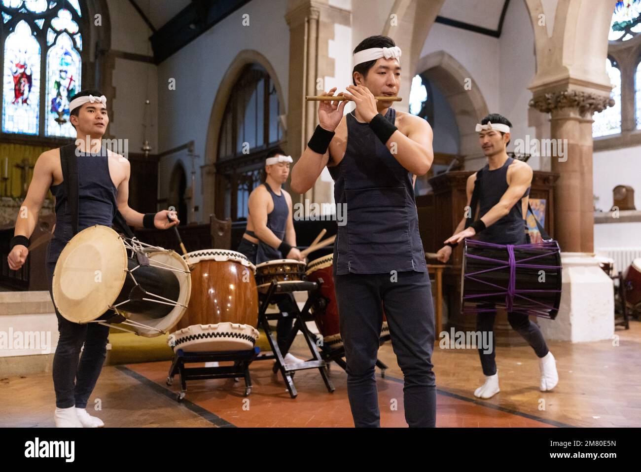 Shumei Taiko Vorstellung durch professionelle japanische Schlagzeuger in der All Saints Church in Highgate, die die Japaner als spirituellen Aufruf zur Natur nutzen. Stockfoto