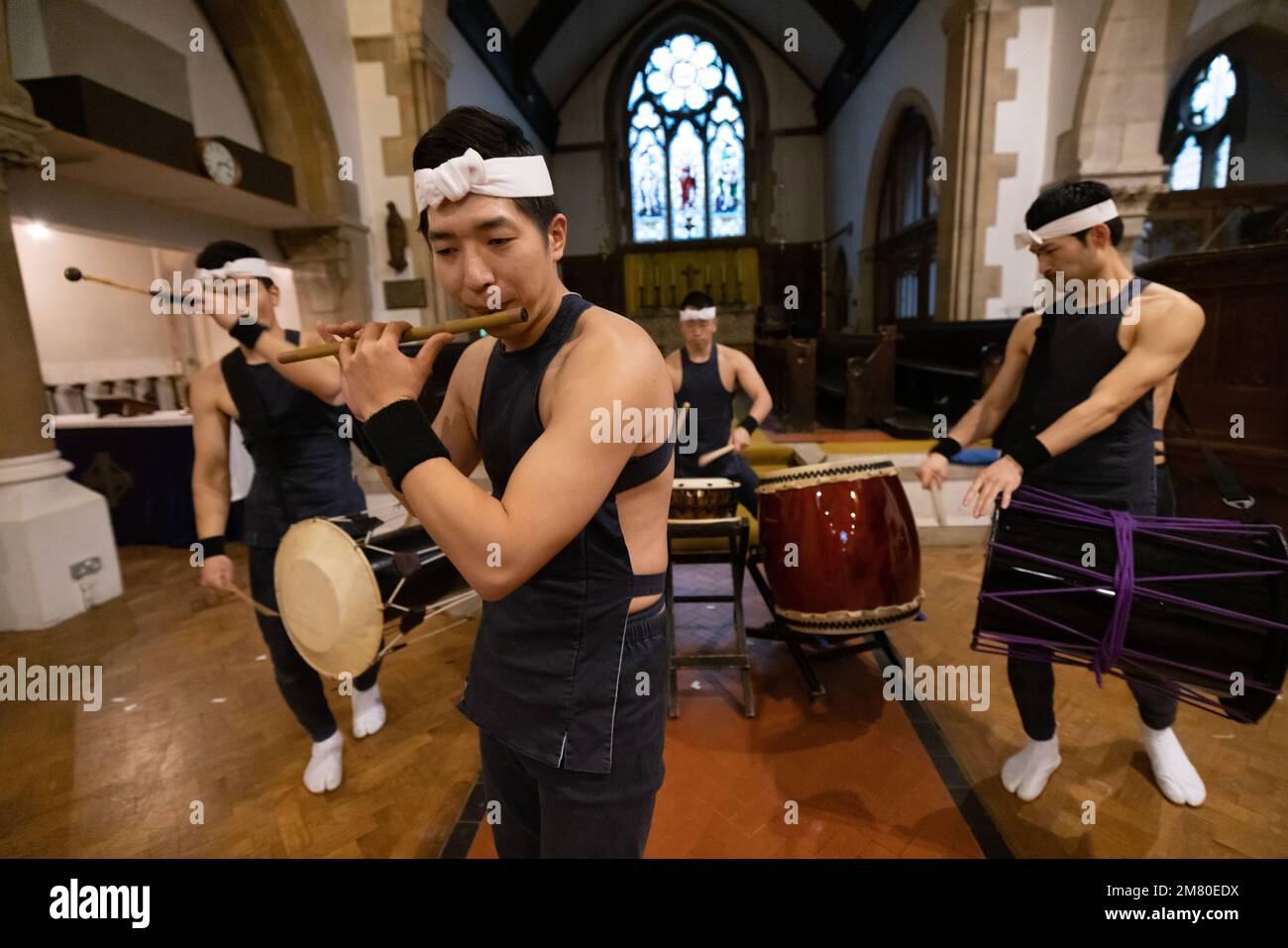 Shumei Taiko Vorstellung durch professionelle japanische Schlagzeuger in der All Saints Church in Highgate, die die Japaner als spirituellen Aufruf zur Natur nutzen. Stockfoto