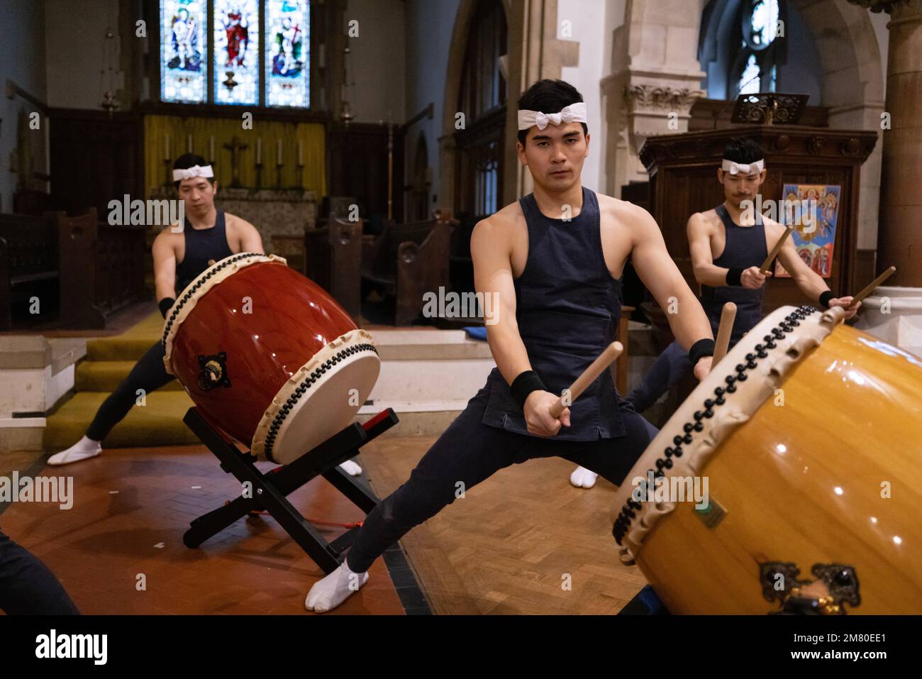 Shumei Taiko Vorstellung durch professionelle japanische Schlagzeuger in der All Saints Church in Highgate, die die Japaner als spirituellen Aufruf zur Natur nutzen. Stockfoto