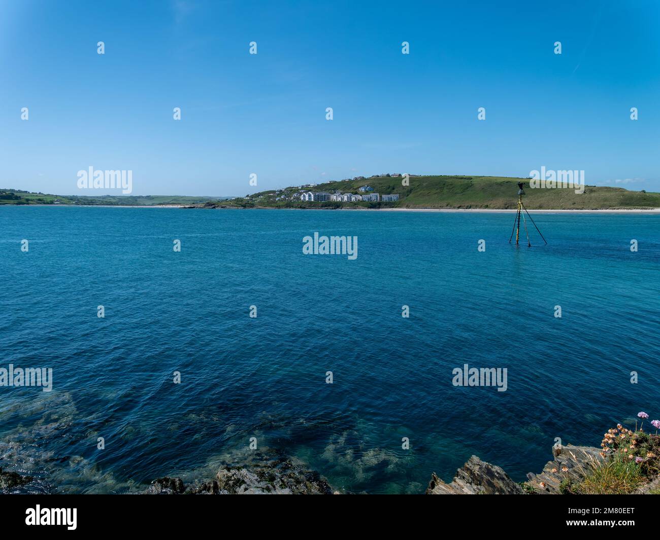 Malerische Gewässer des Atlantiks unter einem wolkenlosen klaren Himmel. Irische Küstenlandschaft. Blaues Meer unter blauem Himmel Stockfoto