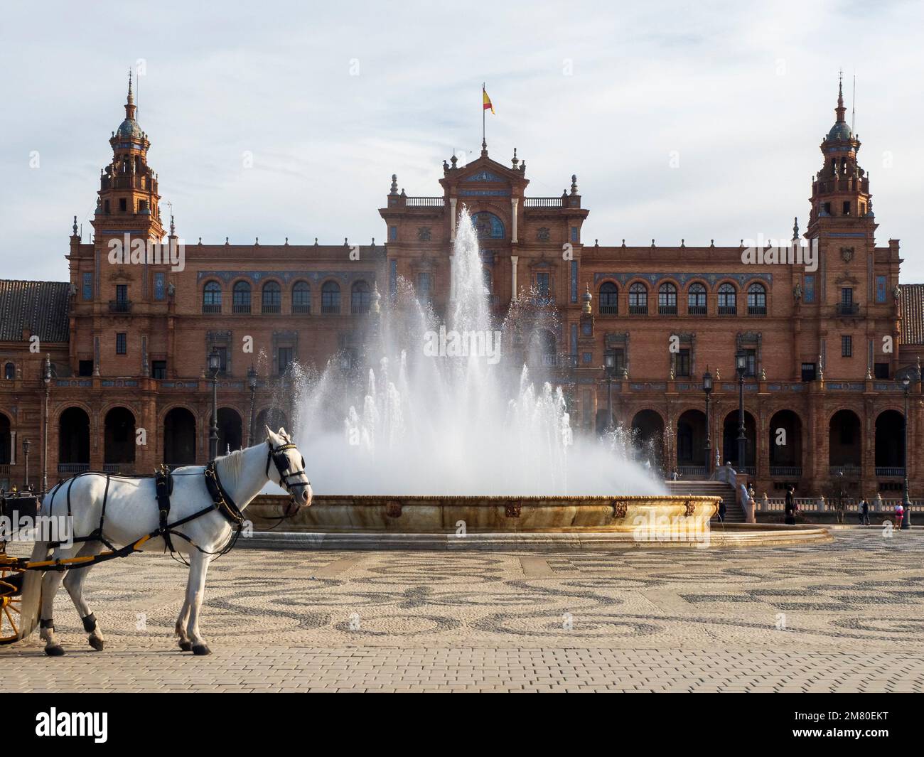 Wasser fließt aus dem Brunnen auf der Plaza de España in Sevilla. Stockfoto