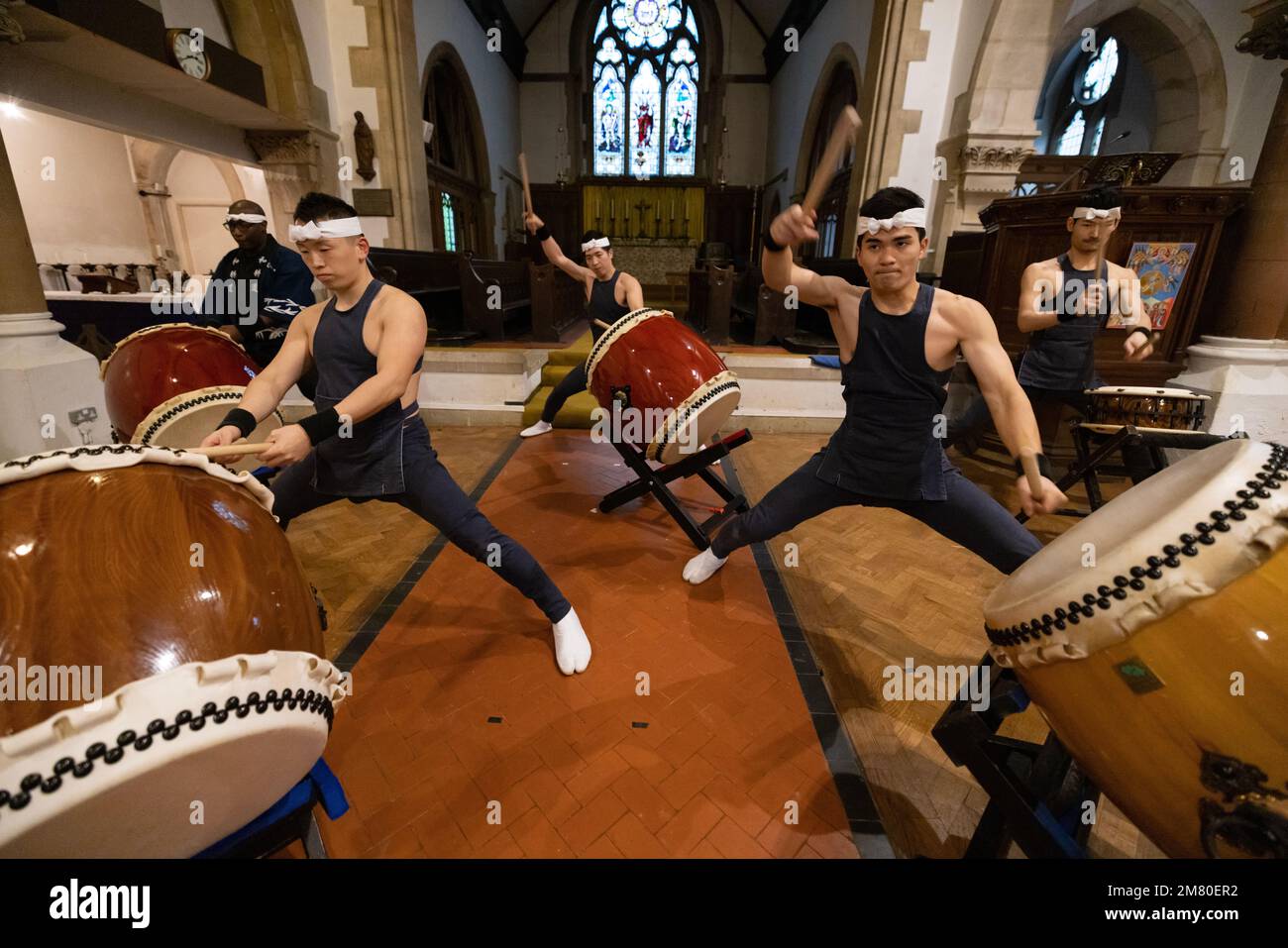 Shumei Taiko Vorstellung durch professionelle japanische Schlagzeuger in der All Saints Church in Highgate, die die Japaner als spirituellen Aufruf zur Natur nutzen. Stockfoto