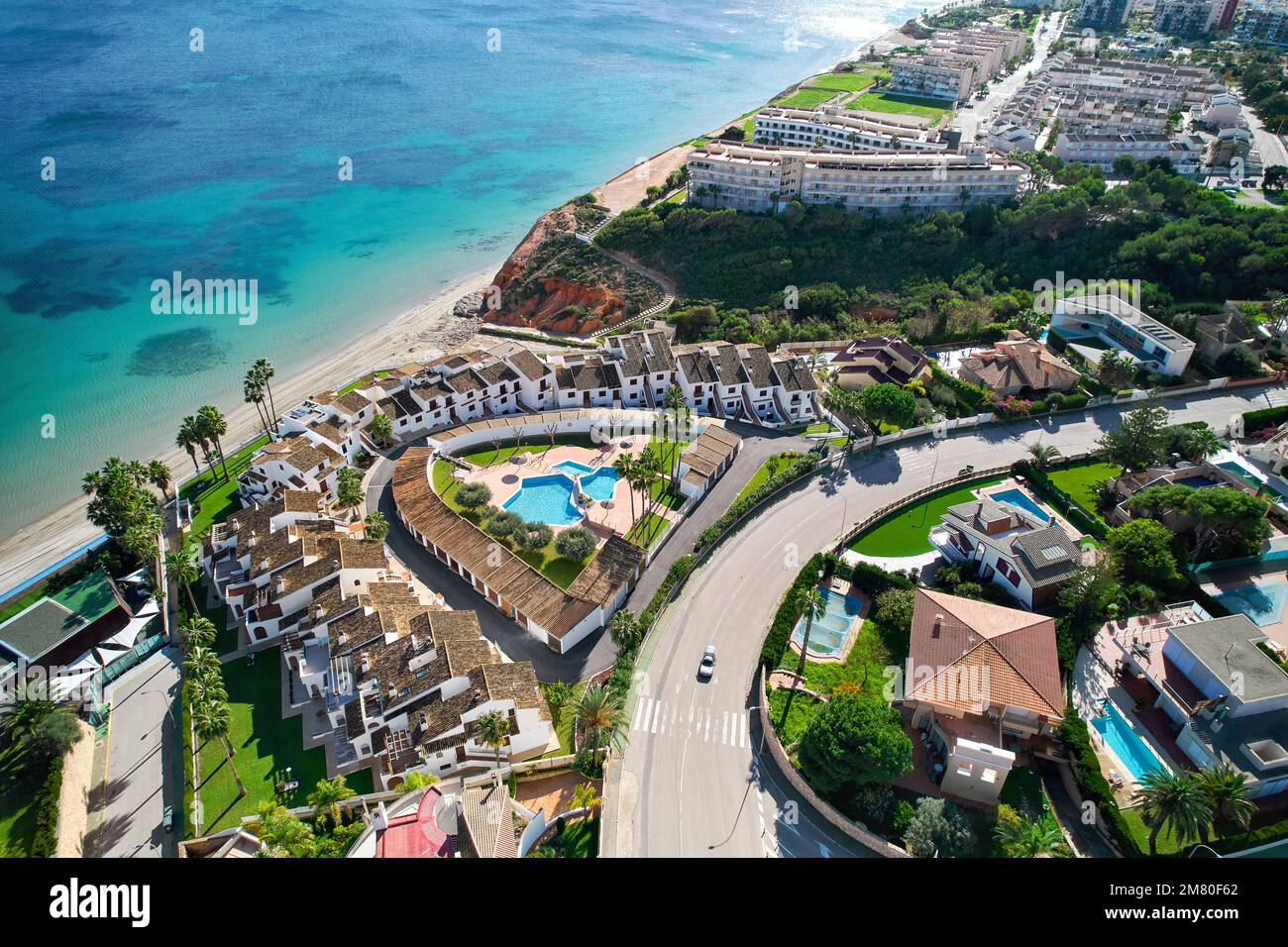 Blick auf die Drohne, Luftaufnahme von Dehesa de Campoamor an sonnigen Tagen mit Villen mit Pools, Straßen und Blick auf das Mittelmeer. Costa Blan Stockfoto