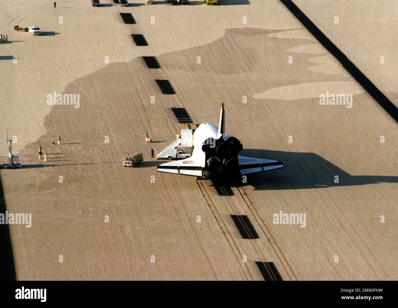 Eine Luftrückansicht des STS-7 Space Shullte Challenger auf der Piste nach der Landung. Basis: Luftwaffenstützpunkt Edwards Bundesstaat: Kalifornien (CA) Land: Vereinigte Staaten von Amerika (USA) Stockfoto