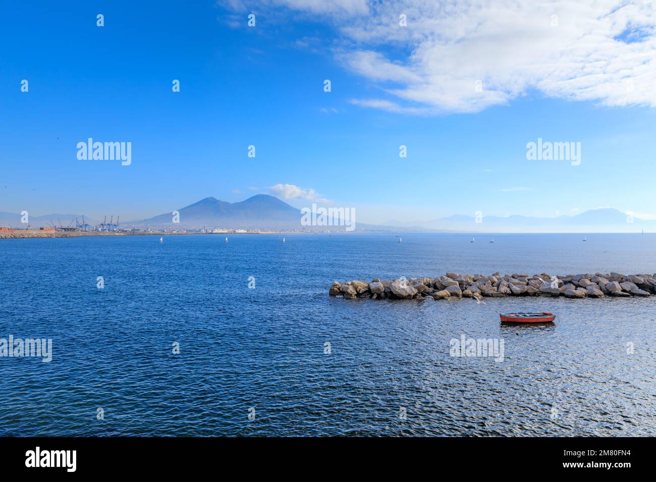 Stadtbild von Neapel vom Wasser aus: Blick auf den Golf von Neapel mit Vesuv im Hintergrund. Stockfoto