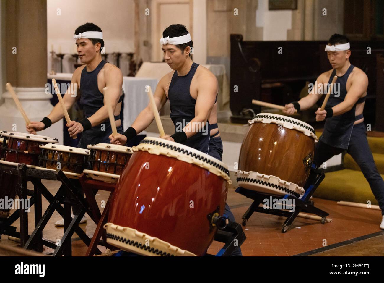 Shumei Taiko Vorstellung durch professionelle japanische Schlagzeuger in der All Saints Church in Highgate, die die Japaner als spirituellen Aufruf zur Natur nutzen. Stockfoto