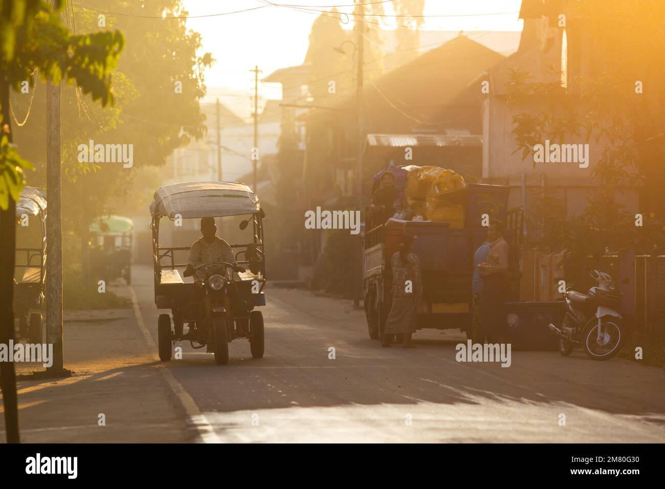 Tuk Tuk im Morgensonnenlicht, ländliches Dorf. Südmyanmar Stockfoto