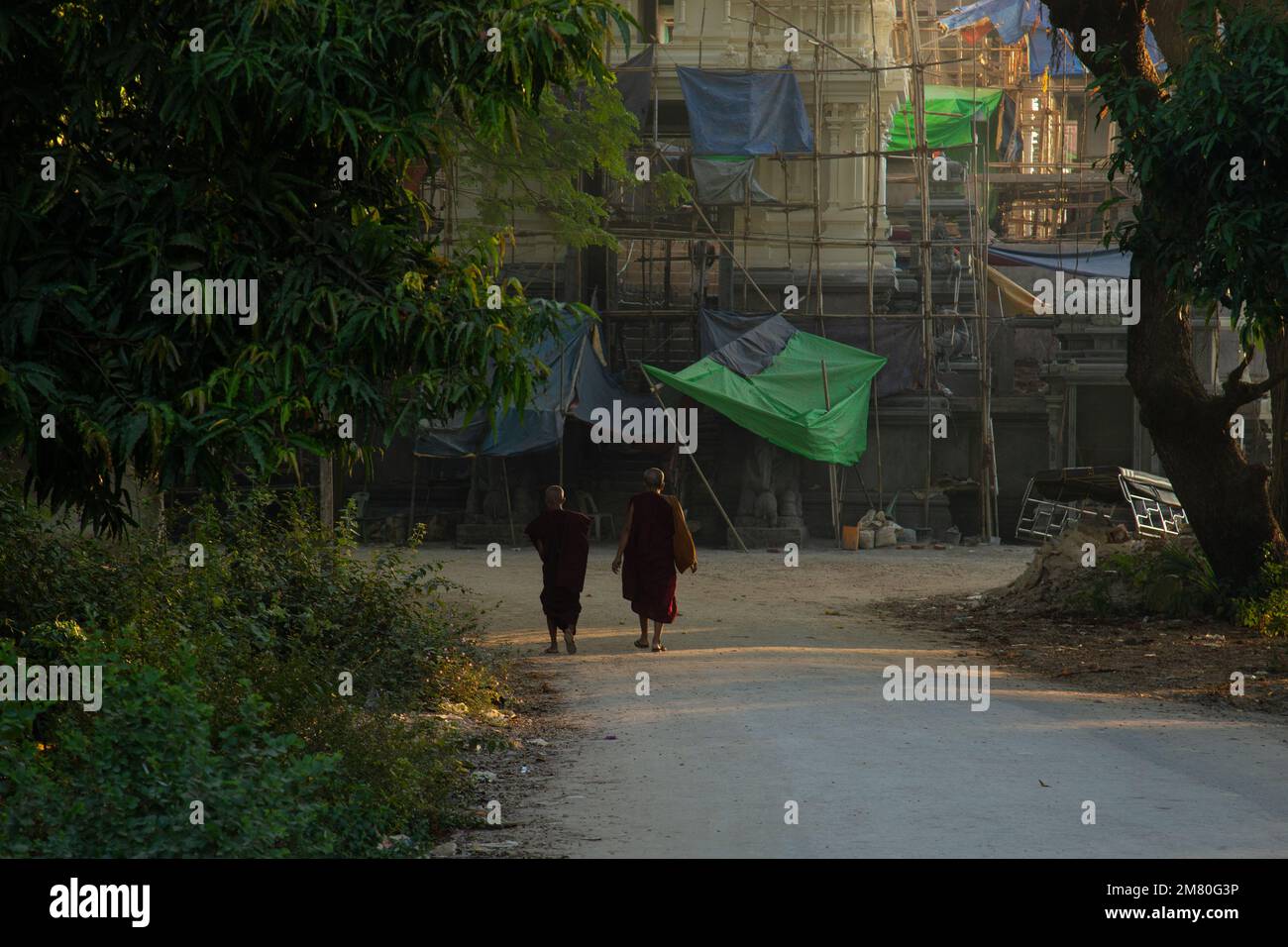 Mönche gehen eine Straße entlang in Mawlamyine, Myanamar Stockfoto