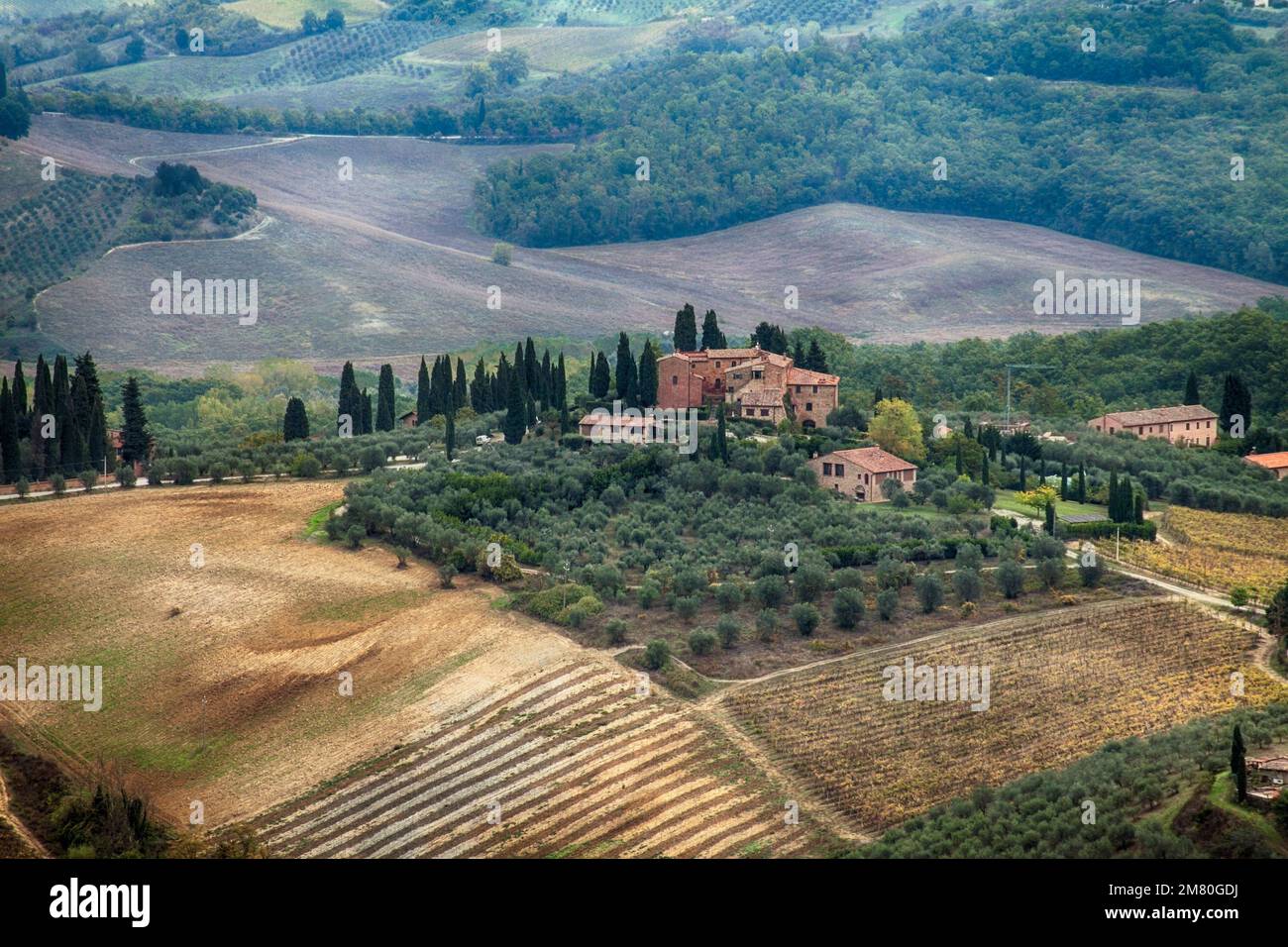 Bauernhof auf einem Hügel in der ländlichen Toskana, Italien Stockfoto