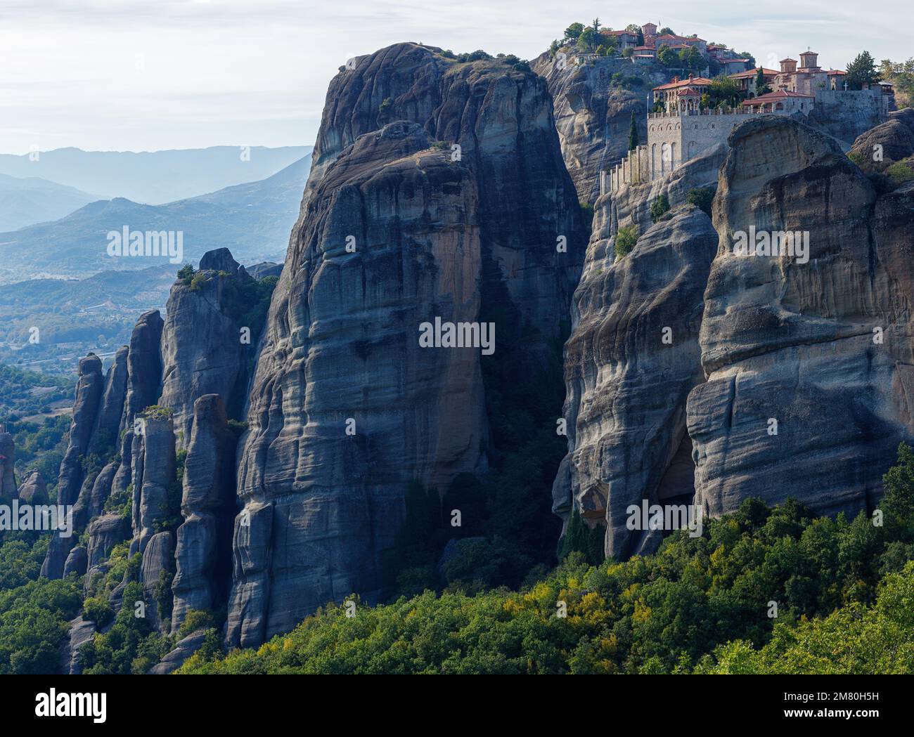 Klöster von Varlaam und großer Meteoron auf den Klippen des Meteora-Gebirges. Kalambaka Griechenland. Berühmter griechisch-orthodoxer christlicher Schrein, einzigartiger Felsen für Stockfoto