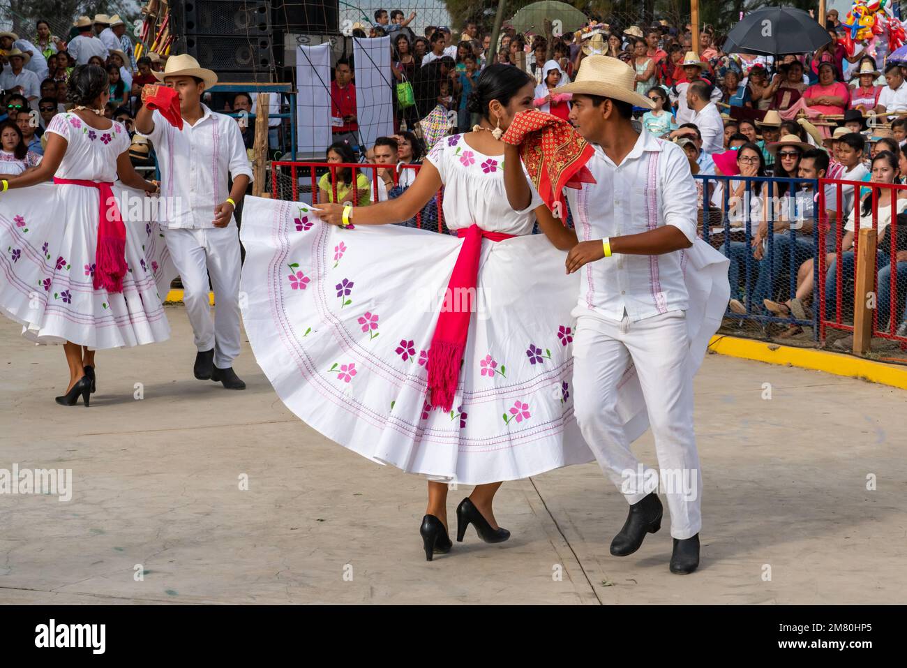 Tänzer aus Puerto Escondido tanzen den traditionellen Jarabe im Guelaguetza in San Antonino Castillo Velasco, Oaxaca, Mexiko. Der Jarabe ist ein Tanz Stockfoto