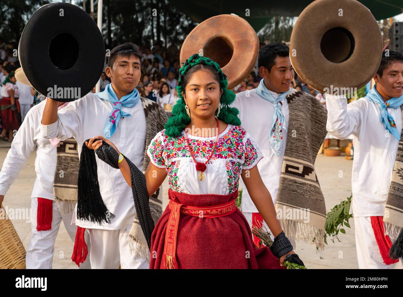 Tänzer aus San Antonino führen einen traditionellen Tanz im Guelaguetza in San Antonino Castillo Velasco, Oaxaca, Mexiko auf. Stockfoto