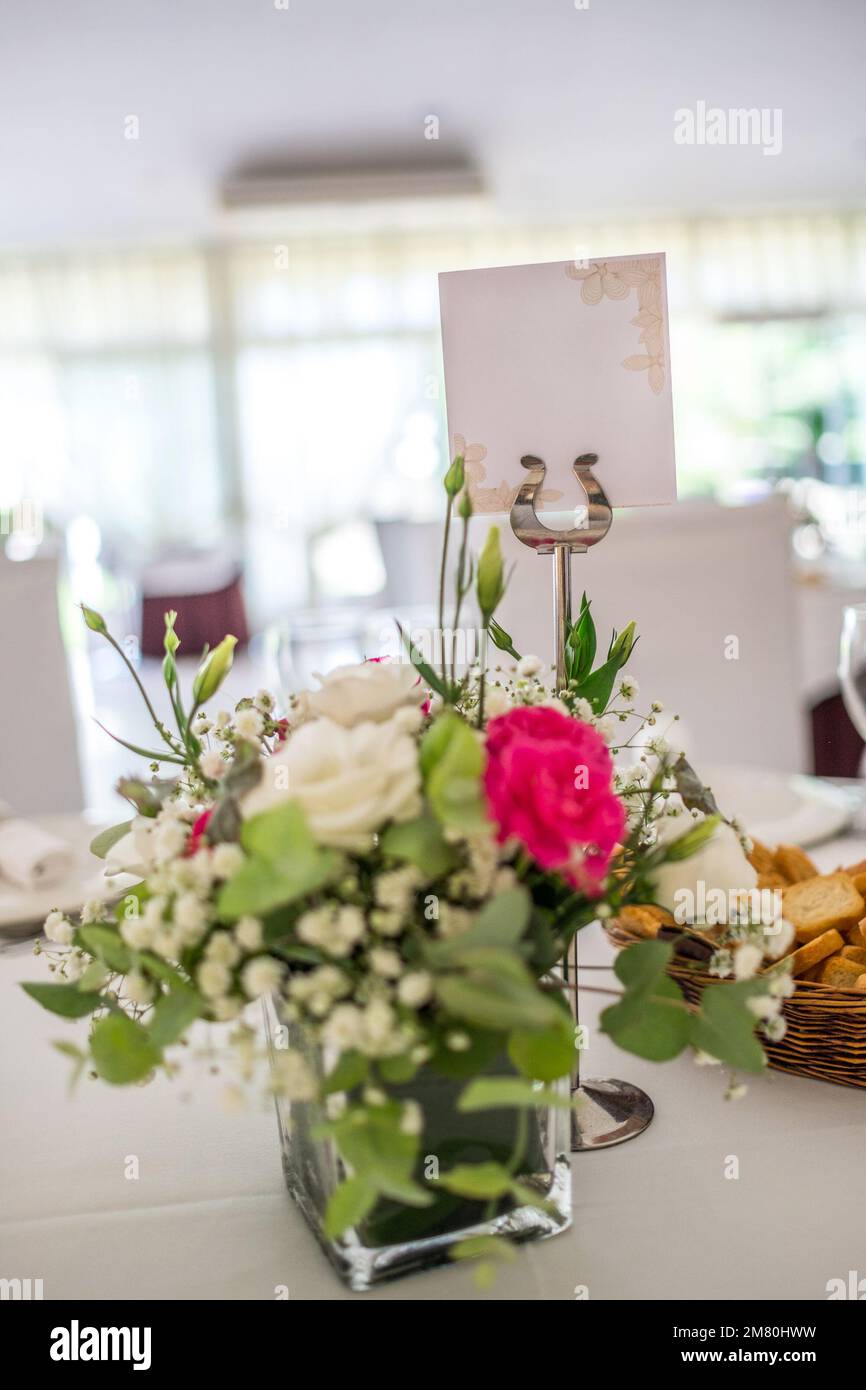 Hochzeitsfoto. Gläser und Blumen auf Tischen. Stockfoto