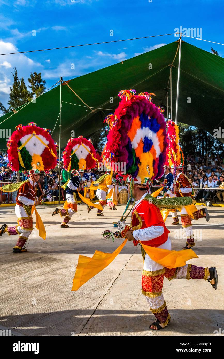 Tänzer aus der Villa de Zaachila führen die Danza la Pluma im Guelaguetza in San Antonino, Oaxaca, Mexiko auf. Stockfoto