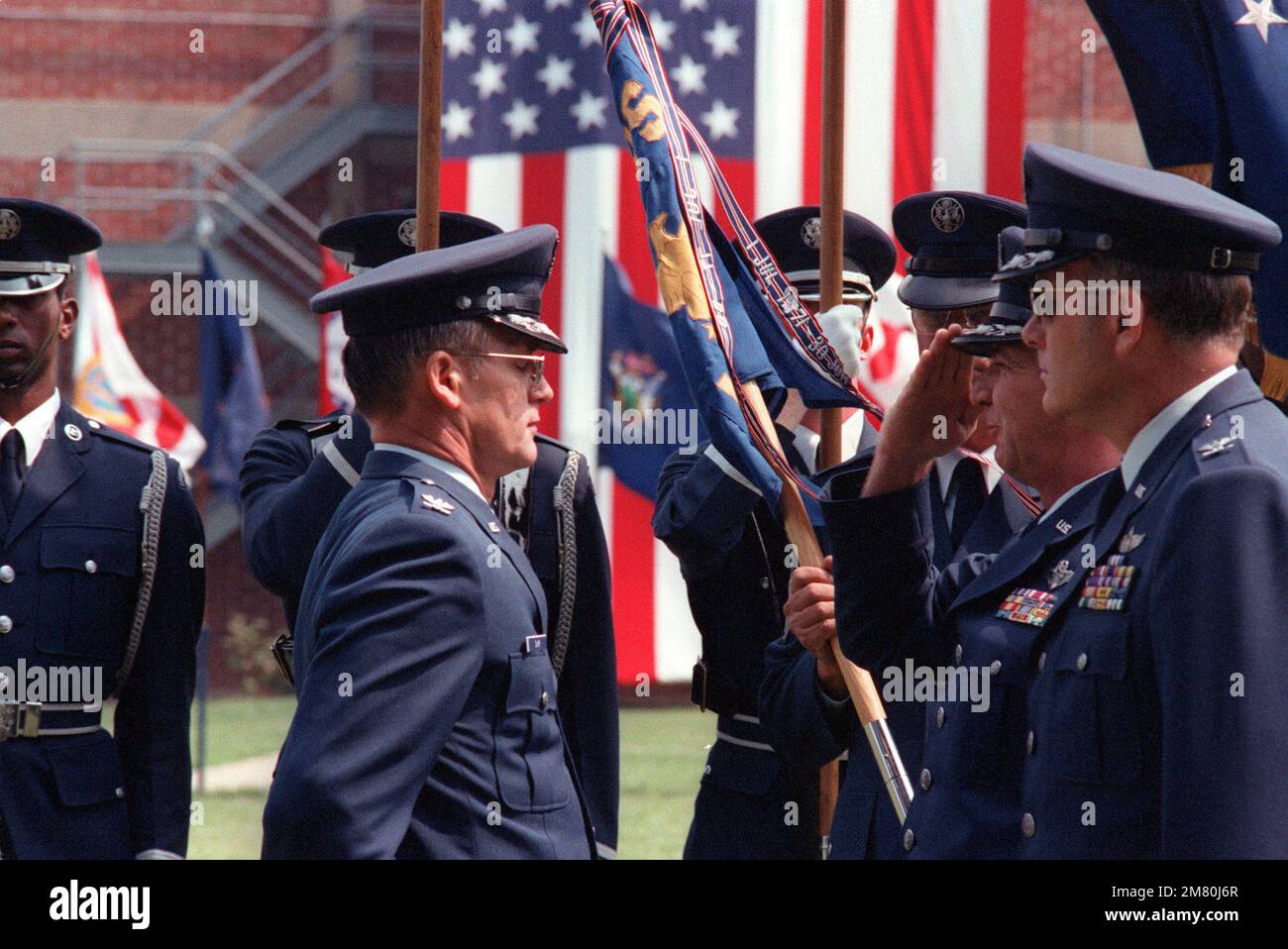 Colonel Wayne Anderson übergibt das Kommando der 1361. Audiovisuellen Staffel an Colonel Jack Johnson während einer Zeremonie zum Kommandowechsel. Basis: Arlington Bundesstaat: Virginia (VA) Land: Vereinigte Staaten von Amerika (USA) Stockfoto
