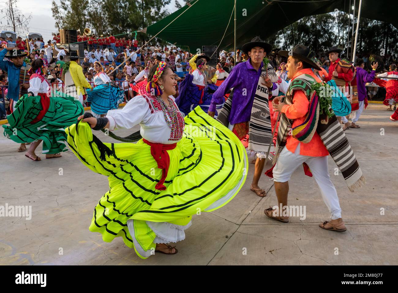 Tänzer aus Ejutla de Crespo tanzen den traditionellen Jarabe Ejuteco im Guelaguetza in San Antonino Castillo Velasco, Oaxaca, Mexiko. Der Jarabe ist es Stockfoto