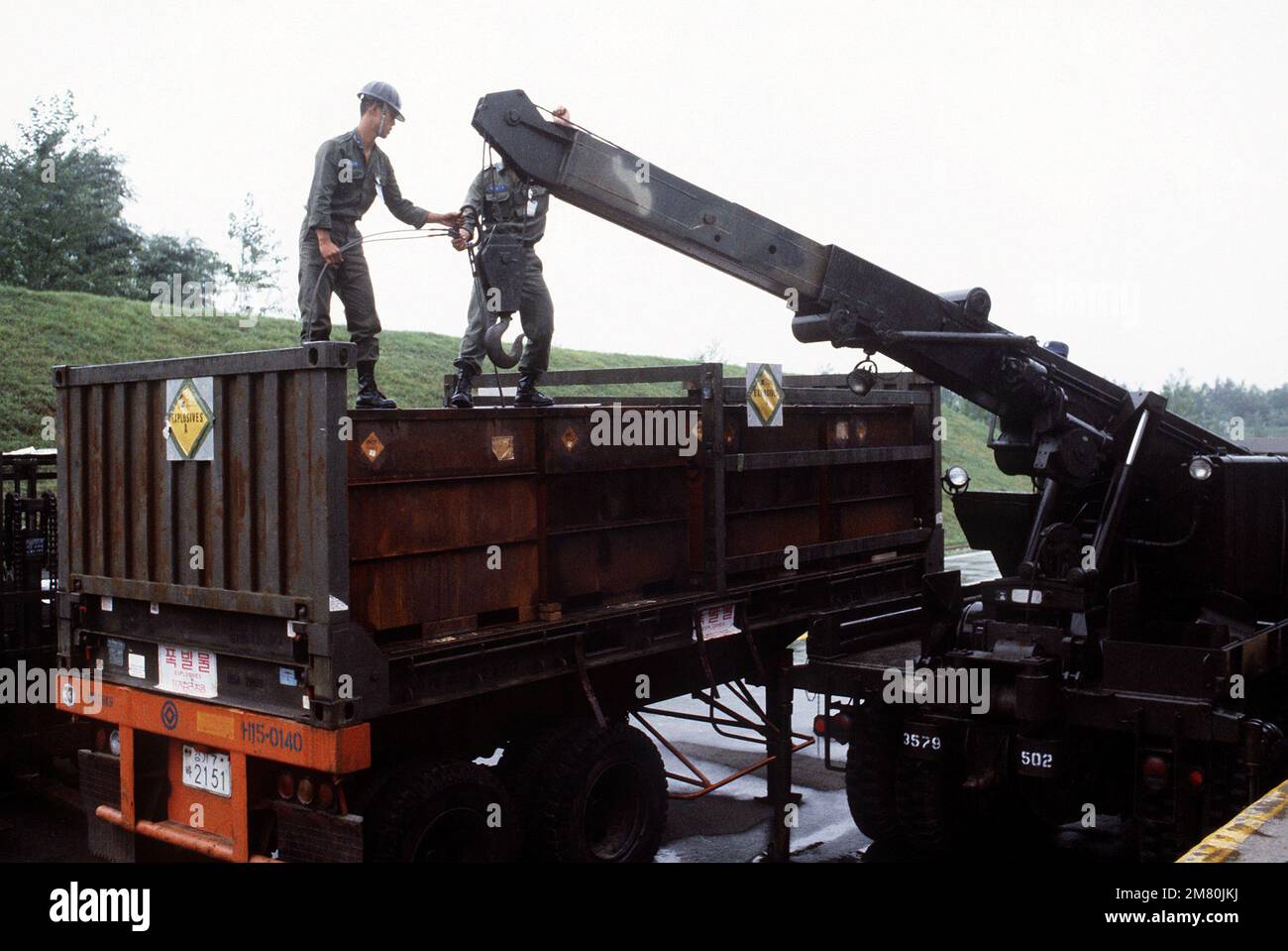 Die koreanischen Truppen benutzen einen LKW-Kran, um einen offenen ...