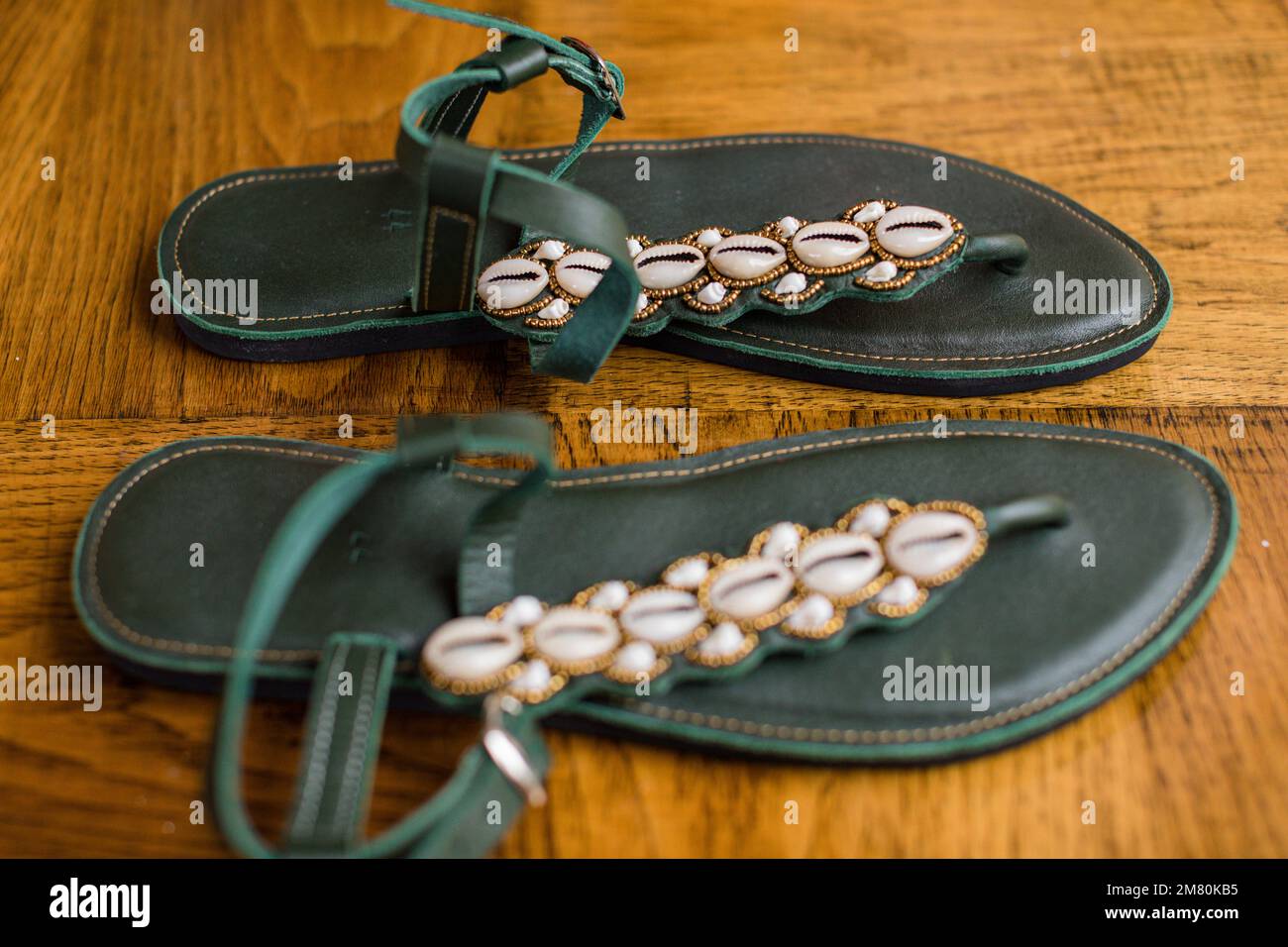 Kenia Hochzeit Bilder Einrichtung Rigs Zubehör Details Essen Hochzeitskleid Kleider Paar Braut Ringe Schuhe draußen drinnen wild Bushepic Stockfoto