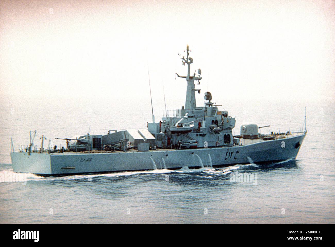 Ein Steuerbord-Blick auf die libysche Raketenkorvette der Assad-Klasse "Assad Al Tadjier" im Gange. Das Schiff ist mit vier Otomat-Abwehrraketen, einer 76mm OTO-Melara-Kanone und einem 35mm Oerlikon/OTO-Melara-Geschützturm ausgestattet. Land: Unbekannt Stockfoto